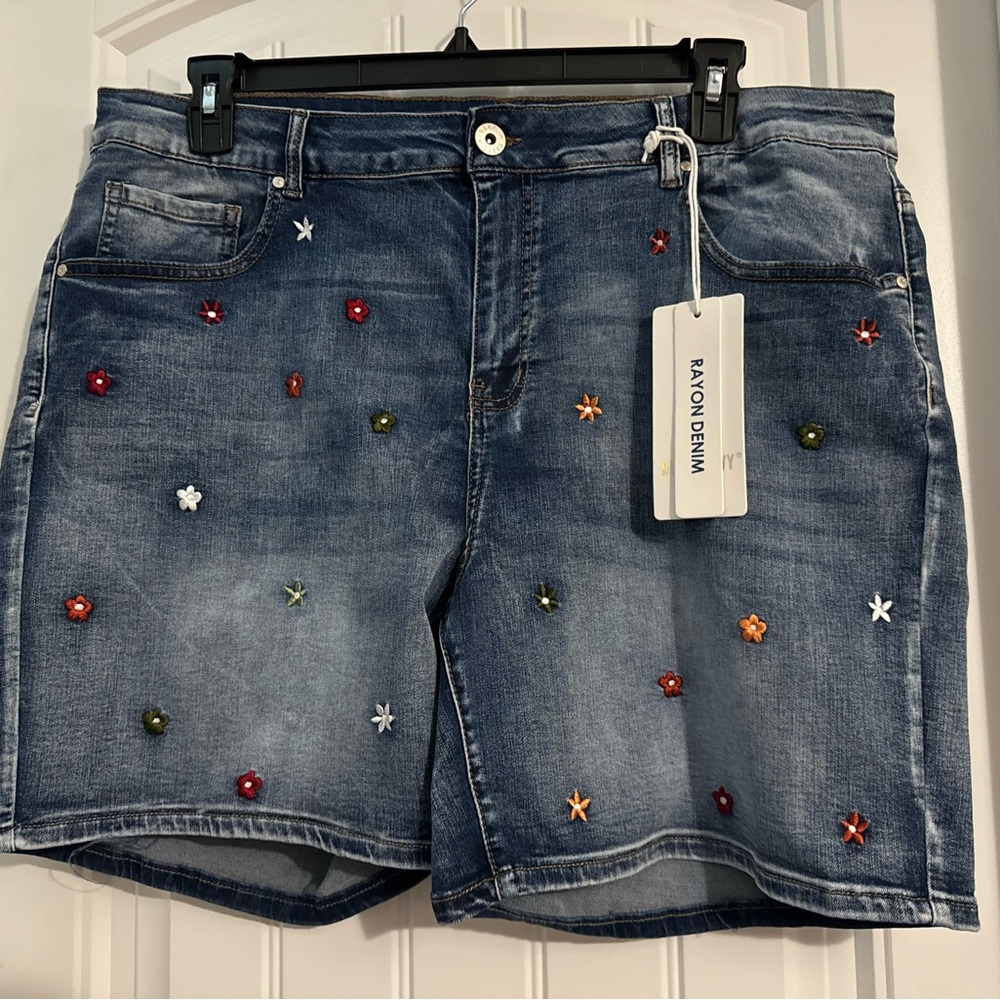 Cute Blue Savvy size 22W blue embroidered denim Jean shorts plus
